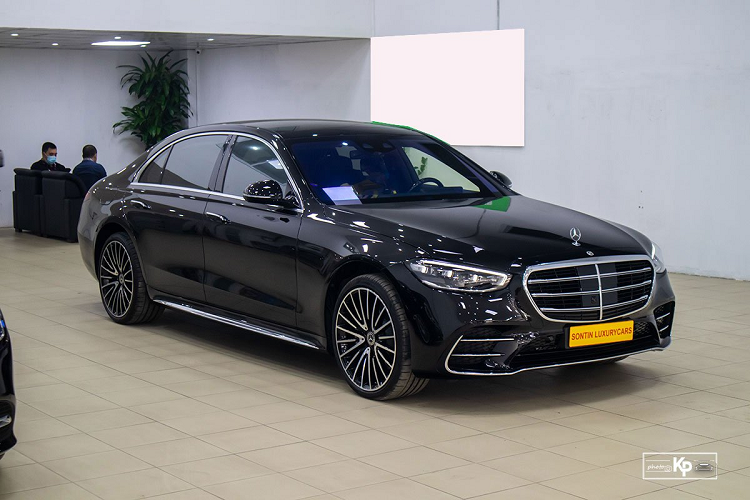 Mercedes-Benz S-Class là mẫu sedan hạng sang đầu bảng của thương hiệu ôtô đến từ Đức. Mới nhất, thương hiệu này đã trình làng thế hệ mới của Mercedes-Benz S-Class (W23) ở Việt Nam. Tuy nhiên, chiếc xe trong bài viết là Mercedes-Benz S500 4Matic 2022 mới được nhập khẩu bởi doanh nghiệp tư nhân ở Hà Nội nhằm phục vụ khách hàng có nhu cầu.