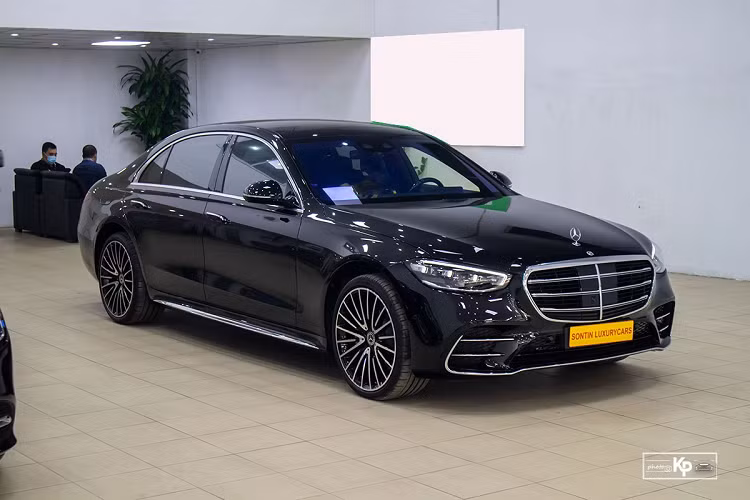 Mercedes-Benz S-Class là mẫu sedan hạng sang đầu bảng của thương hiệu ôtô đến từ Đức. Mới nhất, thương hiệu này đã trình làng thế hệ mới của Mercedes-Benz S-Class (W23) ở Việt Nam. Tuy nhiên, chiếc xe trong bài viết là Mercedes-Benz S500 4Matic 2022 mới được nhập khẩu bởi doanh nghiệp tư nhân ở Hà Nội nhằm phục vụ khách hàng có nhu cầu.