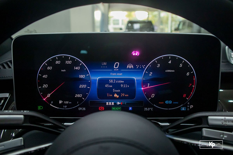 Bộ mâm của Mercedes-Benz S500 4Matic có kích thước 21 inch dạng đa chấu bắt mắt. Thay đổi của S- Class đời mới đến từ tay nắm cửa dạng thò/thụt giúp giảm hiệu số cản gió khi xe di chuyển. Gương chiếu hậu xe có tính năng chỉnh điện, gập tự động, sấy gương, báo rẽ, nhớ vị trí, tự động điều chỉnh khi lùi...