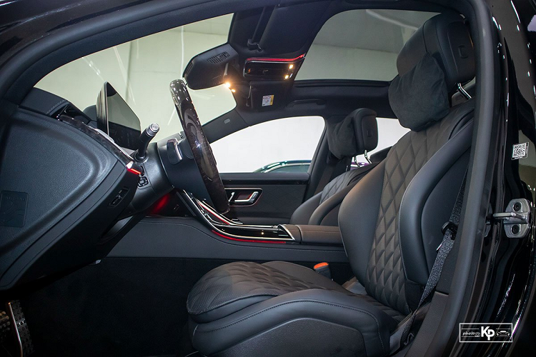 Danh sách tiện nghi của Mercedes-Benz S500 2022 cũng ngập tràn như sạc điện thoại không dây, cửa sổ trời toàn cảnh, mọi ghế đều chỉnh, nhớ vị trí, điều hòa 4 vùng độc lập...