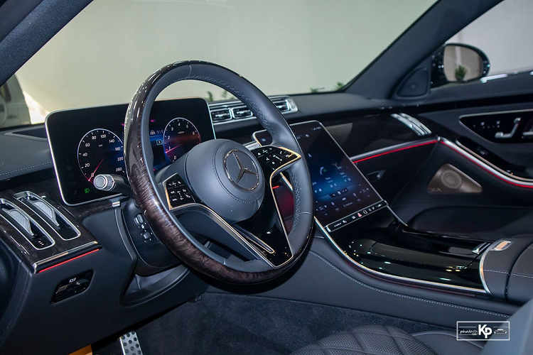 Mercedes-Benz S-Class 2022 có chiều Dài x Rộng x Cao lần lượt là 5.288 x 1.953 x 1.500 mm, chiều dài cơ sở 3.215 mm. Với thông số kích thước trên, S500 trở nên trường xe khi nhìn ngang phần thân và không gian nội thất rộng rãi.