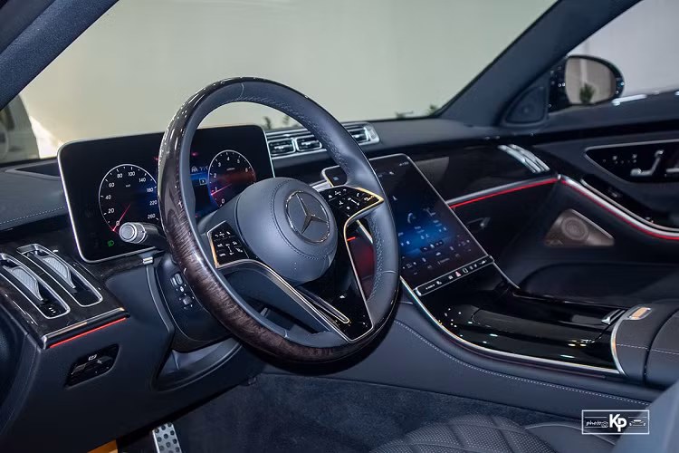 Mercedes-Benz S-Class 2022 có chiều Dài x Rộng x Cao lần lượt là 5.288 x 1.953 x 1.500 mm, chiều dài cơ sở 3.215 mm. Với thông số kích thước trên, S500 trở nên trường xe khi nhìn ngang phần thân và không gian nội thất rộng rãi.