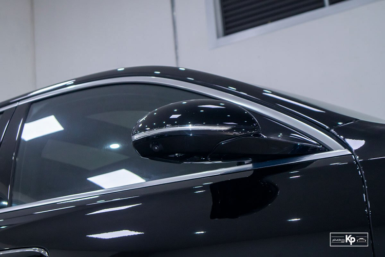 Nhìn trực diện, Mercedes-Benz S500 4Matic 2022 cho thấy thiết kế gọn gàng với lưới tản nhiệt gồm nhiều thanh nan ngang crom, logo "ngôi sao ba cánh" đặt nổi trên nắp ca-pô cũng là nét đặc trưng để người dùng nhận ra những chiếc xe theo đuổi phong cách lịch lãm của thương hiệu xe sang Đức.