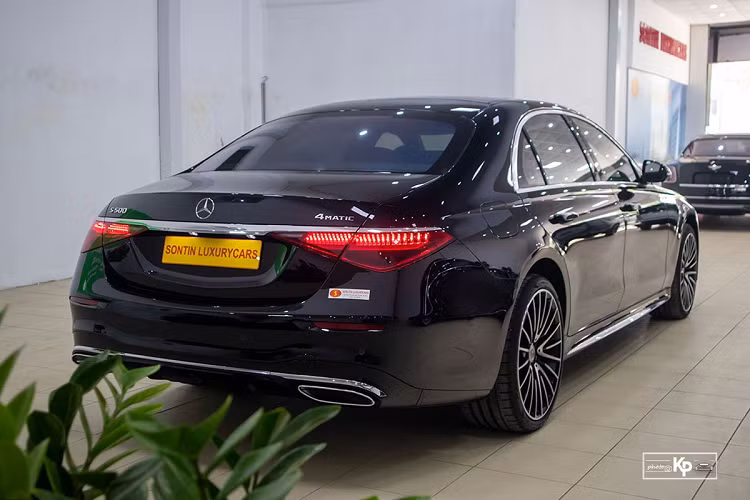 Bước sang thế hệ mới, mẫu xe sang Mercedes-Benz S500 4Matic thay đổi gần như hoàn toàn so với trước đây. Ngoại thất của xe giờ đây đã hiện đại, trẻ trung hơn, song xe vẫn giữ được phong cách lịch lãm vốn có.