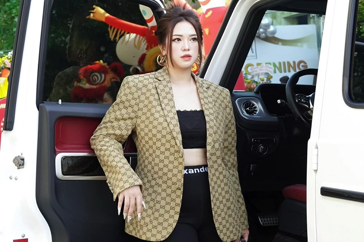 Theo chia sẻ của cô gái sinh năm 1992 đang kinh doanh mỹ phẩm, mình có đặt mua xe Mercedes-AMG G63 theo diện phân phối chính hãng từ đầu năm 2021 nhưng đến cuối năm đã nhận được thông báo không thể giao xe và được hoàn trả cọc.