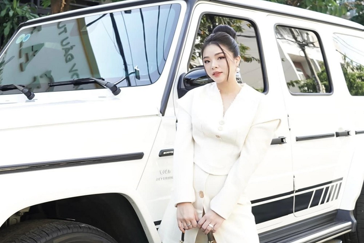 Vì khá thích dòng xe SUV hạng sang Mercedes-AMG G63 nên cô quyết định tìm mua từ thị trường ngoài nhưng không nói rõ là xe mới tinh hay đã qua sử dụng. Tin tức 9X tiết lộ bị "bom hàng" khi cọc mua xe Mercedes-AMG G63 gần 1 năm đã nhận được nhiều sự chú ý.