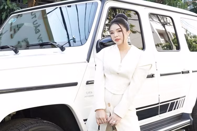 Vì khá thích dòng xe SUV hạng sang Mercedes-AMG G63 nên cô quyết định tìm mua từ thị trường ngoài nhưng không nói rõ là xe mới tinh hay đã qua sử dụng. Tin tức 9X tiết lộ bị "bom hàng" khi cọc mua xe Mercedes-AMG G63 gần 1 năm đã nhận được nhiều sự chú ý.