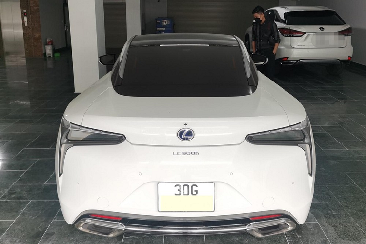 Theo hãng Lexus, LC 500h tiêu thụ lượng nhiên liệu là 9,05 lít/100 km nội thành, 6,72 lít/100 km đường trường và 7,84 lít/100 km đường hỗn hợp. 