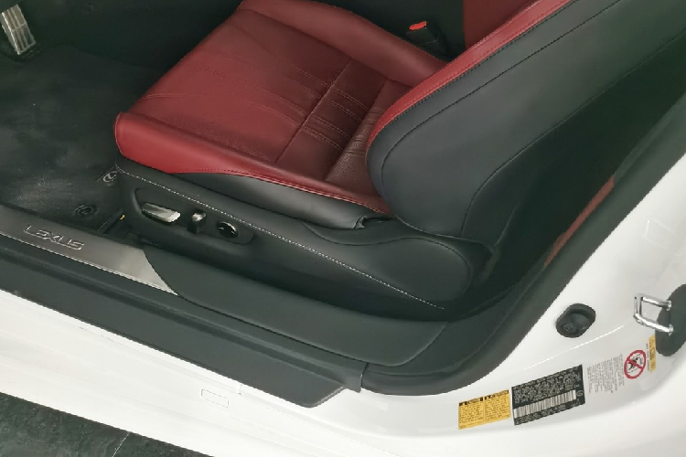 Với mức giá xe Lexus LC 500h hơn 7 tỷ đồng, nhiều người sẽ lựa chọn mua Mercedes-Maybach S450 hay Lexus LS 2022, nhưng với ai yêu hàng độc và thích sưu tập, Lexus LC 500h là lựa chọn rất đáng suy nghĩ vì giá xe mới đã trên 12 tỷ đồng cùng với việc chiếc xe này đã đóng tất cả các loại thuế và phí bao gồm cả biển số. 