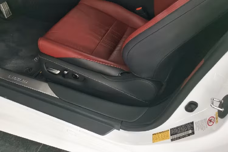 Với mức giá xe Lexus LC 500h hơn 7 tỷ đồng, nhiều người sẽ lựa chọn mua Mercedes-Maybach S450 hay Lexus LS 2022, nhưng với ai yêu hàng độc và thích sưu tập, Lexus LC 500h là lựa chọn rất đáng suy nghĩ vì giá xe mới đã trên 12 tỷ đồng cùng với việc chiếc xe này đã đóng tất cả các loại thuế và phí bao gồm cả biển số. 