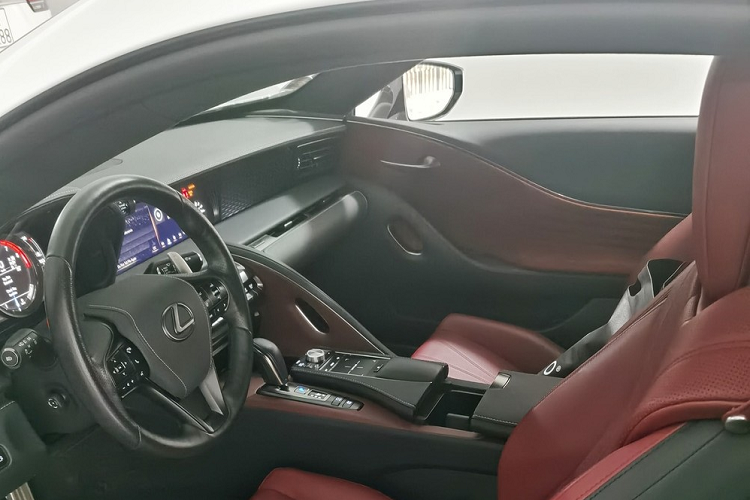 Dù đã về nước được hơn 5 năm nhưng độ mới của chiếc Lexus LC 500h đang được rao bán với mức giá trên 7 tỷ đồng có thể khiến nhiều dân chơi hay nhà sưu tập phải thèm khát vì xe mới lăn bánh chưa quá 3.000 km, trung bình mỗi năm xe chỉ chạy 600 km. Hiện chiếc xe đã ra đầu số của Hà Nội. Xe mang ngoại thất màu trắng và nội thất đỏ. 