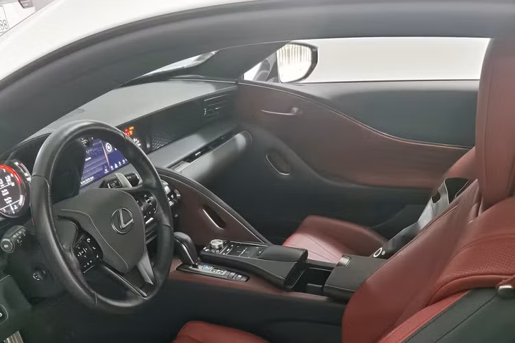 Dù đã về nước được hơn 5 năm nhưng độ mới của chiếc Lexus LC 500h đang được rao bán với mức giá trên 7 tỷ đồng có thể khiến nhiều dân chơi hay nhà sưu tập phải thèm khát vì xe mới lăn bánh chưa quá 3.000 km, trung bình mỗi năm xe chỉ chạy 600 km. Hiện chiếc xe đã ra đầu số của Hà Nội. Xe mang ngoại thất màu trắng và nội thất đỏ. 