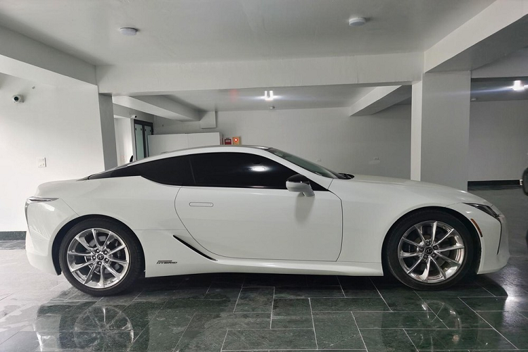 Chính vì điều này mà tin tức chiếc xe thể thao Lexus LC 500h đang được rao bán đã thu hút sự chú ý của các đại gia Việt. Đây là chiếc Lexus LC 500h cực hiếm đang có mặt tại dải đất hình chữ S này. Nếu tính về số lần xuất hiện trên mạng xã hội, đây dường như là chiếc duy nhất. 