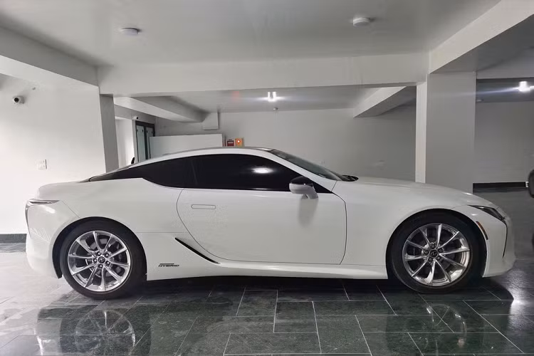 Chính vì điều này mà tin tức chiếc xe thể thao Lexus LC 500h đang được rao bán đã thu hút sự chú ý của các đại gia Việt. Đây là chiếc Lexus LC 500h cực hiếm đang có mặt tại dải đất hình chữ S này. Nếu tính về số lần xuất hiện trên mạng xã hội, đây dường như là chiếc duy nhất. 