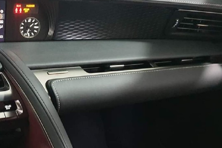 Hệ dẫn động này tạo ra công suất tổng cộng 354 mã lực, nhờ đó, giúp xe thể thao Lexus LC 500h tăng tốc từ vị trí xuất phát lên 100 km/h trong 4,8 giây trước khi đạt vận tốc tối đa 250 km/h. 