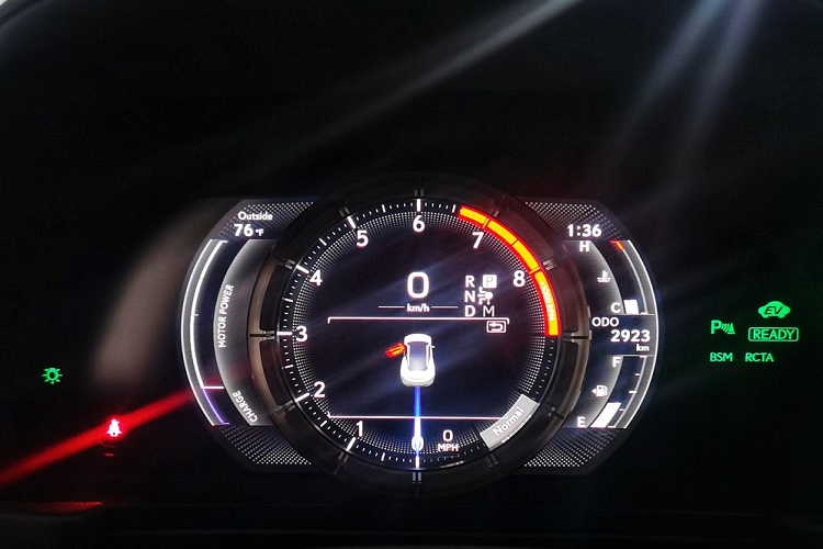 Hiện có 2 chiếc xe Lexus LC Coupe hay xuất hiện tại Hà Nội chính là Lexus LC 500 và LC 500h, điểm khác biệt của cặp xe này chính là việc chiếc Lexus LC 500h đang rao bán hơn 7 tỷ đồng có chi tiết logo Hybrid xuất hiện bên hông xe, thể hiện đây là 1 mẫu xe hybrid. 