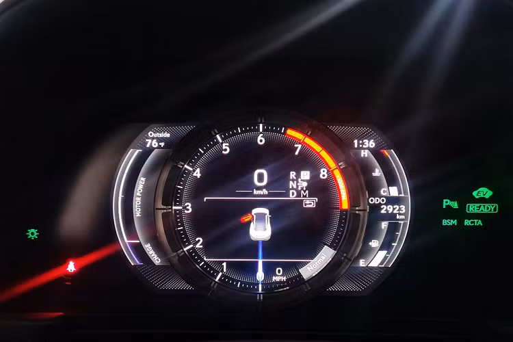 Hiện có 2 chiếc xe Lexus LC Coupe hay xuất hiện tại Hà Nội chính là Lexus LC 500 và LC 500h, điểm khác biệt của cặp xe này chính là việc chiếc Lexus LC 500h đang rao bán hơn 7 tỷ đồng có chi tiết logo Hybrid xuất hiện bên hông xe, thể hiện đây là 1 mẫu xe hybrid. 