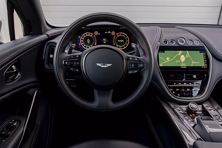 Về nội thất, Aston Martin DBX707 có bảng điều khiển trung tâm thiết kế lại với các nút bấm riêng tùy chỉnh hệ thống treo, các chế độ lái và cả hệ thống xả chủ động, giúp người dùng nhanh chóng lựa chọn các thiết lập mong muốn mà không cần đụng tới màn cảm ứng trung tâm.