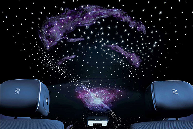 Ngoài thiết kế, người dùng có thể tùy biến màu sắc và yêu cầu tạo hình nhiều thứ đặc biệt hơn. Độ sáng của những "vì sao" có thể được điều chỉnh thông qua hệ thống thông tin giải trí. Bầu trời sao không chỉ gây ấn tượng về thẩm mỹ, mà còn tạo hiệu ứng đặc biệt theo cách chiếu sáng nội thất.