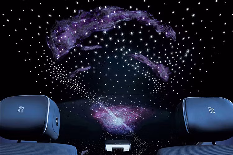 Ngoài thiết kế, người dùng có thể tùy biến màu sắc và yêu cầu tạo hình nhiều thứ đặc biệt hơn. Độ sáng của những "vì sao" có thể được điều chỉnh thông qua hệ thống thông tin giải trí. Bầu trời sao không chỉ gây ấn tượng về thẩm mỹ, mà còn tạo hiệu ứng đặc biệt theo cách chiếu sáng nội thất.