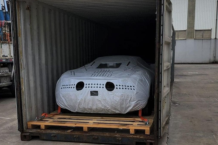 Hình ảnh bộ đôi McLaren 720S Spider và GT chia sẻ được che đậy khá kĩ càng nhưng để ý kĩ có thể thấy, siêu phẩm nằm trong thùng container chính là McLaren 720S. Chi tiết để nhận diện chính là 2 ống xả tròn nằm giữa đuôi xe và xe thuộc phiên bản Spider.