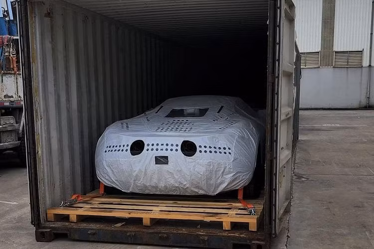 Hình ảnh bộ đôi McLaren 720S Spider và GT chia sẻ được che đậy khá kĩ càng nhưng để ý kĩ có thể thấy, siêu phẩm nằm trong thùng container chính là McLaren 720S. Chi tiết để nhận diện chính là 2 ống xả tròn nằm giữa đuôi xe và xe thuộc phiên bản Spider.