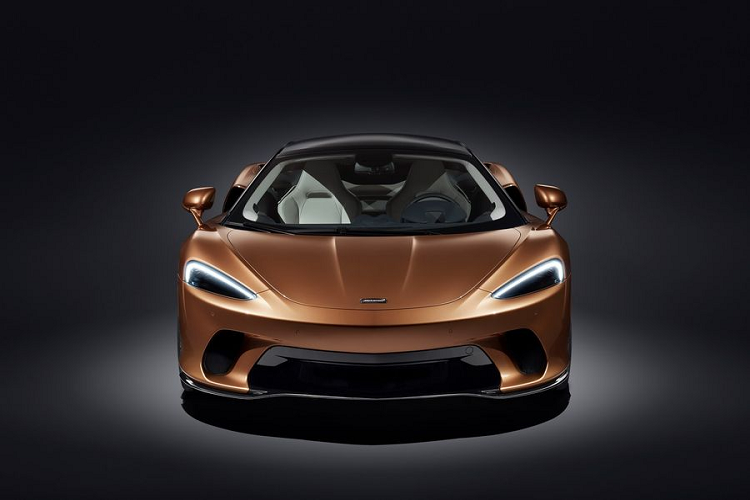 Sức mạnh của McLaren 720S Spider đến từ khối động cơ xăng tăng áp kép V8 4.0 lít sản sinh công suất 710 mã lực và 769Nm mô-men xoắn cực đại, tương tự như phiên bản Coupe, đi kèm là hộp số tự động tuần tự 7 cấp giúp xe chỉ cần 2,9 giây để tăng tốc từ 0 - 100 km/h. Tốc độ tối đa của xe đạt 325 km/h.
