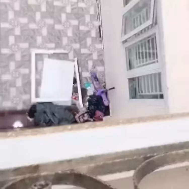 Dong thai cua vo Ho Gia Hung giua luc bi to quyt no, bo chong-Hinh-3