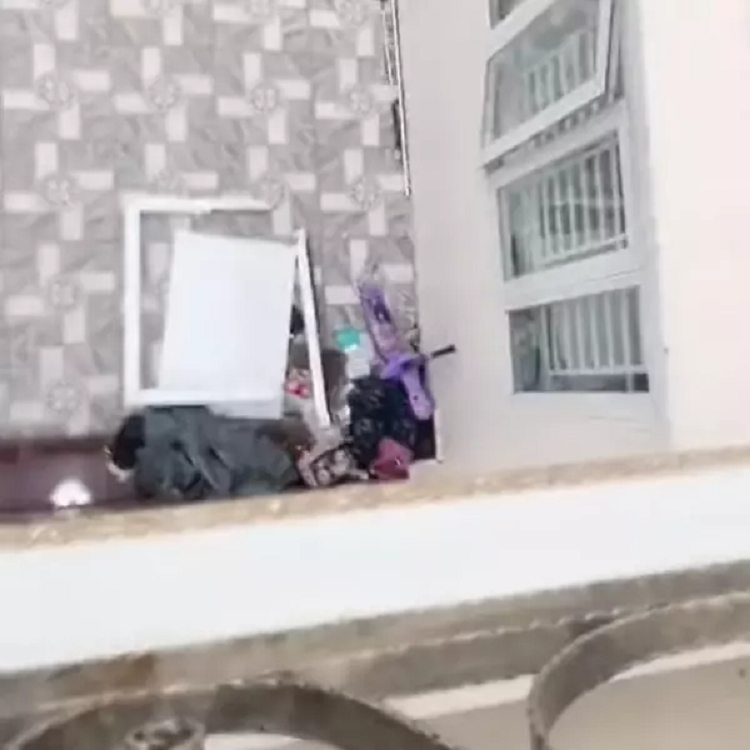 Dong thai cua vo Ho Gia Hung giua luc bi to quyt no, bo chong-Hinh-3