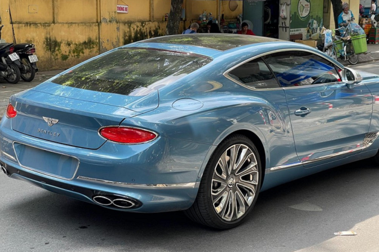 Bentley Continental GT V8 Mulliner thế hệ thứ 3 tại Việt Nam được trang bị khối động cơ V8, dung tích 4.0 lít, tăng áp kép, sản sinh ra công suất tối đa 542 mã lực tại vòng tua máy 6.000 vòng/phút và mô-men xoắn cực đại 770 Nm tại dải vòng tua máy 2.000 đến 4.000 vòng/phút.