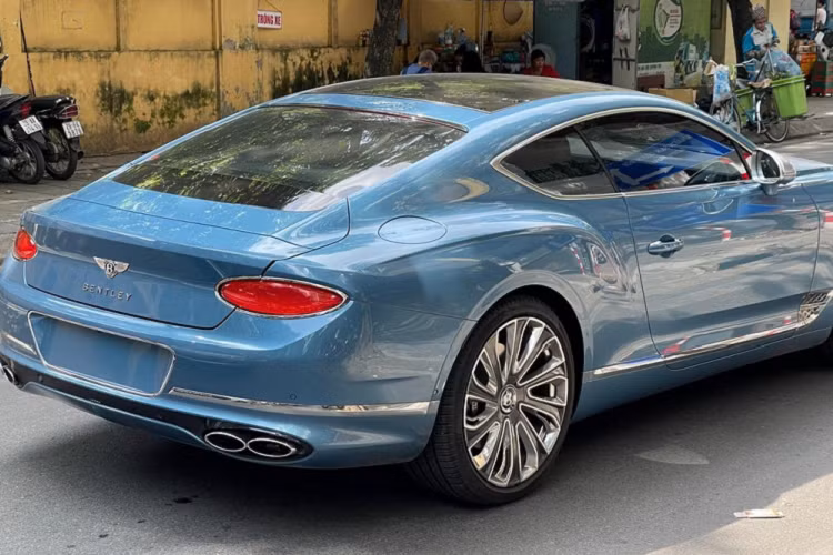 Bentley Continental GT V8 Mulliner thế hệ thứ 3 tại Việt Nam được trang bị khối động cơ V8, dung tích 4.0 lít, tăng áp kép, sản sinh ra công suất tối đa 542 mã lực tại vòng tua máy 6.000 vòng/phút và mô-men xoắn cực đại 770 Nm tại dải vòng tua máy 2.000 đến 4.000 vòng/phút.
