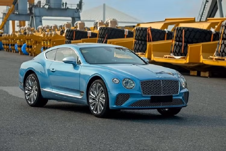 Một khách hàng đến từ Hà Nội đã ngồi xuống bàn bạc và quyết định lên cấu hình cho chiếc Coupe Bentley Continental GT V8 Mulliner siêu sang của mình. Trong đó, vị khách được Bentley Việt Nam ví là 1 tín đồ của hãng Bentley đã chọn màu Light Windsor Bluecho ngoại thất xe.