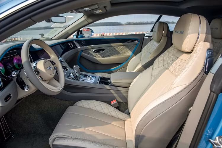 Giá xe Bentley Continental GT V8 2022 mới nhất tại Việt Nam theo diện phân phối chính hãng từ 18 tỷ đồng và việc chọn phiên bản cá nhân hóa Mulliner đã khiến chủ xe móc thêm hầu bao 3 tỷ đồng.