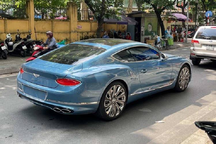 Màu sơn xanh Light Windsor trên chiếc Bentley Continental GT V8 Mulliner này kết hợp điểm nhấn là bộ mâm đa chấu kép được hoàn thiện 2 màu tương phản rất ấn tượng và nổi bật, vì thế, hình ảnh xe lăn bánh tại Hà Nội mới được chia sẻ đã giúp giới mê xe nhận ra đây chính là Bentley Continental GT V8 Mulliner 2022 mới đầu tiên về Việt Nam. 