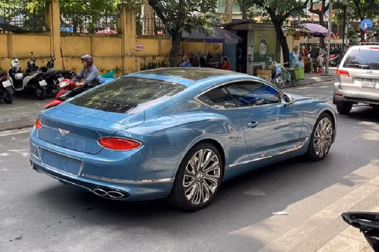Màu sơn xanh Light Windsor trên chiếc Bentley Continental GT V8 Mulliner này kết hợp điểm nhấn là bộ mâm đa chấu kép được hoàn thiện 2 màu tương phản rất ấn tượng và nổi bật, vì thế, hình ảnh xe lăn bánh tại Hà Nội mới được chia sẻ đã giúp giới mê xe nhận ra đây chính là Bentley Continental GT V8 Mulliner 2022 mới đầu tiên về Việt Nam. 