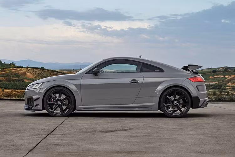 Phiên bản Iconic có thể tăng tốc 0-100 km/h trong 3,7 giây. Mức giá xe Audi TT RS Iconic Edition 2022 bán ra khởi điểm sẽ từ 100.000 USD (tương đương khoảng 2,4 tỷ đồng).