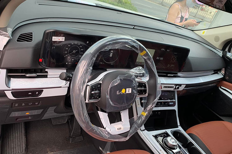 Trước đó, giọng ca Bắc Ninh cũng đã xây tặng bố mẹ một căn biệt thự 5 tầng có cả sân vườn hoành tráng. Giá trị của chiếc Carnival thế hệ hoàn toàn mới nhà Kia không được giọng ca “Không thể cùng nhau suốt kiếp” hé lộ, nhưng thực tế đây là chiếc MPV dành cho gia đình mà rất nhiều người phải mơ ước.