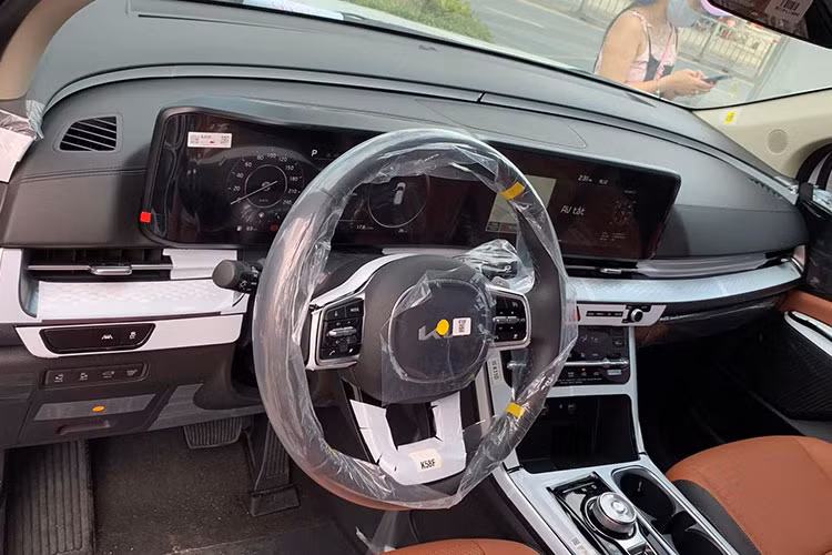 Trước đó, giọng ca Bắc Ninh cũng đã xây tặng bố mẹ một căn biệt thự 5 tầng có cả sân vườn hoành tráng. Giá trị của chiếc Carnival thế hệ hoàn toàn mới nhà Kia không được giọng ca “Không thể cùng nhau suốt kiếp” hé lộ, nhưng thực tế đây là chiếc MPV dành cho gia đình mà rất nhiều người phải mơ ước.