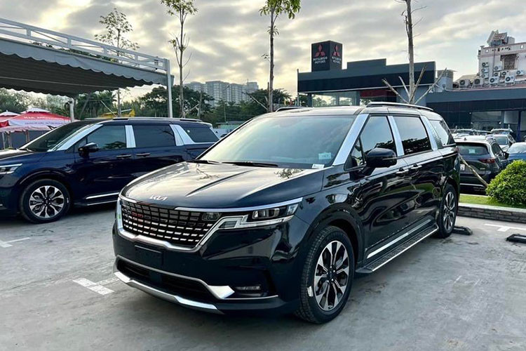 Mức giá xe Kia Carnival 2022 hiện bán tại Việt Nam từ 1,199 tỷ đến 1,839 tỷ đồng, chưa tính chi phí lăn bánh. Riêng bản Royal với nội thất hạng thương gia, Kia Carnival có giá lên tới 2,379 tỷ đồng.