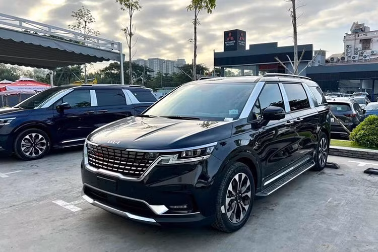 Mức giá xe Kia Carnival 2022 hiện bán tại Việt Nam từ 1,199 tỷ đến 1,839 tỷ đồng, chưa tính chi phí lăn bánh. Riêng bản Royal với nội thất hạng thương gia, Kia Carnival có giá lên tới 2,379 tỷ đồng.