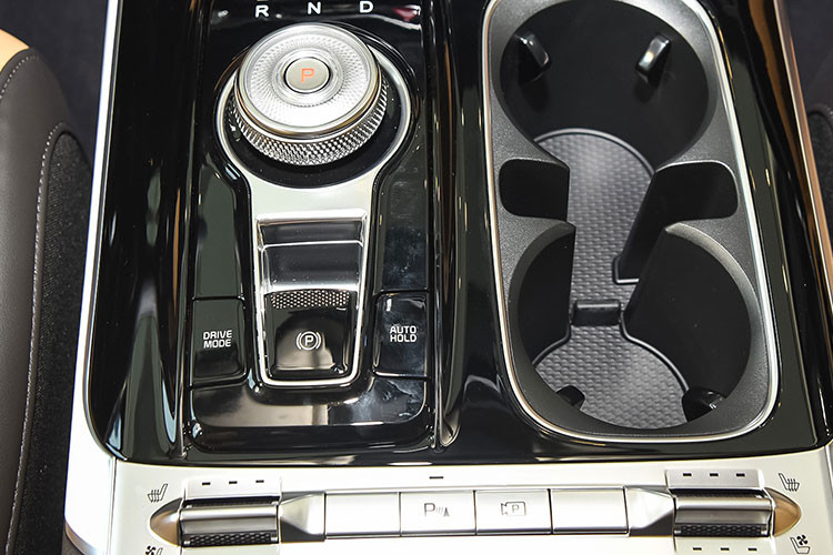 Kia Carnival 2022 bản cao nhất tại Việt Nam sở hữu động cơ xăng, dung tích 3.5 lít, cho công suất tối đa 268 mã lực và mô-men xoắn cực đại 331 Nm. Còn các phiên bản khác sử dụng động cơ diesel tăng áp, dung tích 2.2 lít, sản sinh công suất tối đa 199 mã lực và mô-men xoắn cực đại đạt 440 Nm. Xe sử dụng hộp số tự động 8 cấp và hệ dẫn động cầu trước