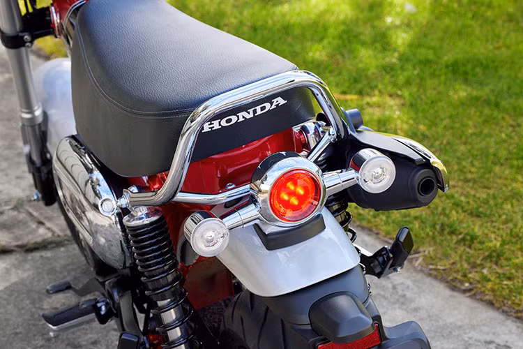 Tuy không xác định đây là mẫu xe chủ lực về doanh số, Honda vẫn ưu ái đầu tư một dây chuyền dập và hàn thân chỉ dành riêng cho Dax ST125, để đảm bảo xe có cấu trúc và kiểu dáng tương tự như những chiếc Dax ST50/70/90 được bán từ thập niên 60-70 của thế kỷ trước.