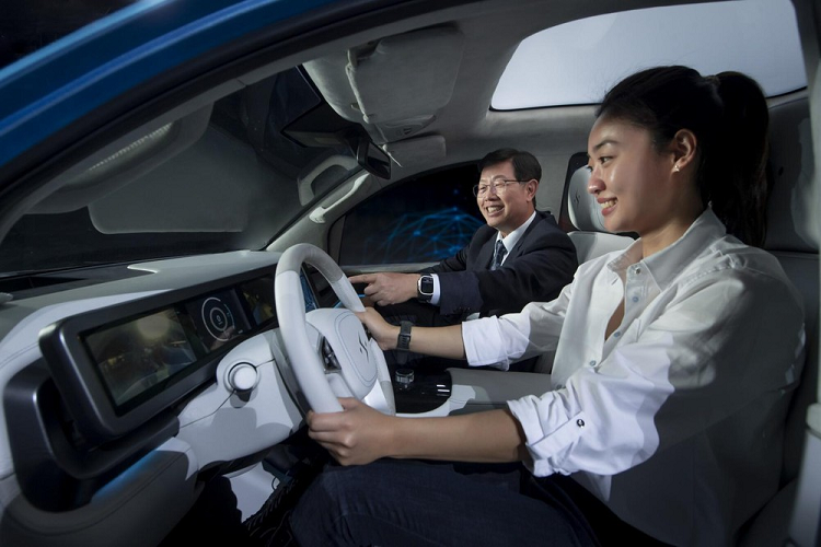 Bên trong Model V là không gian nội thất 5 chỗ ngồi được bọc bằng da màu trắng. Thêm vào đó là 4 màn hình trên mặt táp-lô, bao gồm 2 màn hình để phục vụ camera kỹ thuật số. So với Ford Ranger, Model V có chiều dài cơ sở nhỏ hơn, đạt 3.200 mm. Trong khi đó, thùng chở hàng phía sau dài 1.500 mm lại giống với Toyota Hilux.