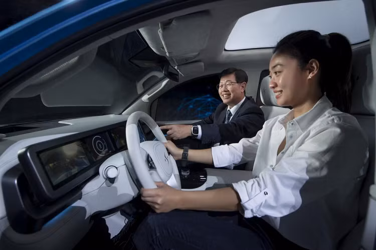 Bên trong Model V là không gian nội thất 5 chỗ ngồi được bọc bằng da màu trắng. Thêm vào đó là 4 màn hình trên mặt táp-lô, bao gồm 2 màn hình để phục vụ camera kỹ thuật số. So với Ford Ranger, Model V có chiều dài cơ sở nhỏ hơn, đạt 3.200 mm. Trong khi đó, thùng chở hàng phía sau dài 1.500 mm lại giống với Toyota Hilux.