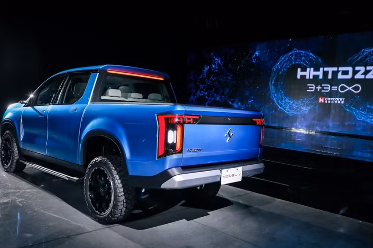 Khác với Model B, mẫu xe bán tải Model V không mang trên mình logo của thương hiệu Foxtron. Thay vào đó, mẫu xe bán tải này được gắn logo của nhà sản xuất iPhone Foxconn.