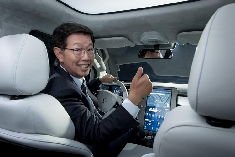 Tương tự các mẫu xe bán tải dùng động cơ đốt trong thông thường, Model V cũng có tải trọng 1 tấn. Bên cạnh đó, xe còn có sức kéo 3 tấn. Hiện Foxconn chưa công bố thông số vận hành của Model V. Tuy nhiên, nhà sản xuất iPhone miêu tả đây là mẫu xe bán tải có khả năng chạy mọi địa hình.