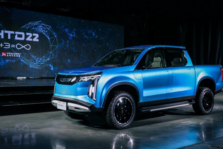 Do đó, Model V dự kiến sẽ được trang bị 2 mô-tơ điện và hệ dẫn động 4 bánh toàn thời gian AWD. Phạm vi di chuyển ước tính của Model V sau khi sạc pin là 420 km. Thời gian sạc pin từ 20 - 80% dung lượng bằng bộ sạc nhanh là 30 phút. Hiện Foxconn chưa công bố thời điểm đưa Model B và Model V lên dây chuyền sản xuất thương mại.