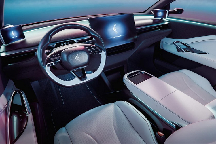 Thay vào đó, ở giữa hai hàng ghế trước là khoảng trống, giúp người lái có thể di chuyển sang bên cạnh một cách dễ dàng khi cần. Thiết kế này khá giống với VinFast VF6 hiện đang được trưng bày tại triển lãm Ô tô Paris 2022. Điều này cũng không quá bất ngờ vì VinFast VF6 vốn do Pininfarina và Torino Design thiết kế.