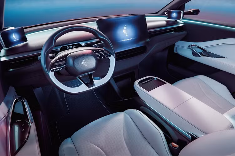 Thay vào đó, ở giữa hai hàng ghế trước là khoảng trống, giúp người lái có thể di chuyển sang bên cạnh một cách dễ dàng khi cần. Thiết kế này khá giống với VinFast VF6 hiện đang được trưng bày tại triển lãm Ô tô Paris 2022. Điều này cũng không quá bất ngờ vì VinFast VF6 vốn do Pininfarina và Torino Design thiết kế.