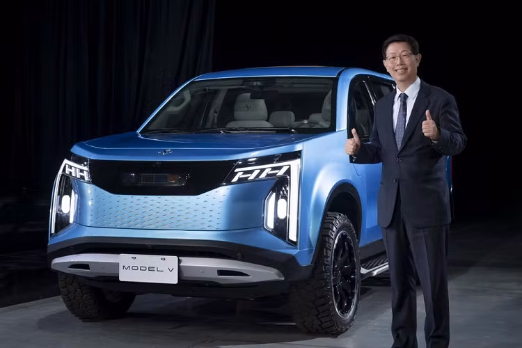 Ngoài ra, Model V cũng không do Pininfarina thiết kế như Model B. Đây là mẫu xe do Foxconn tự thiết kế và mang kiểu dáng cabin đôi Double Cab. Model V được trang bị cụm đèn pha LED hình chữ "L" ngược, camera kỹ thuật số thay cho gương chiếu hậu, tay nắm cửa nằm chìm vào thân xe, các cảm biến của công nghệ an toàn chủ động ADAS xung quanh và chiều cao gầm khá lớn.